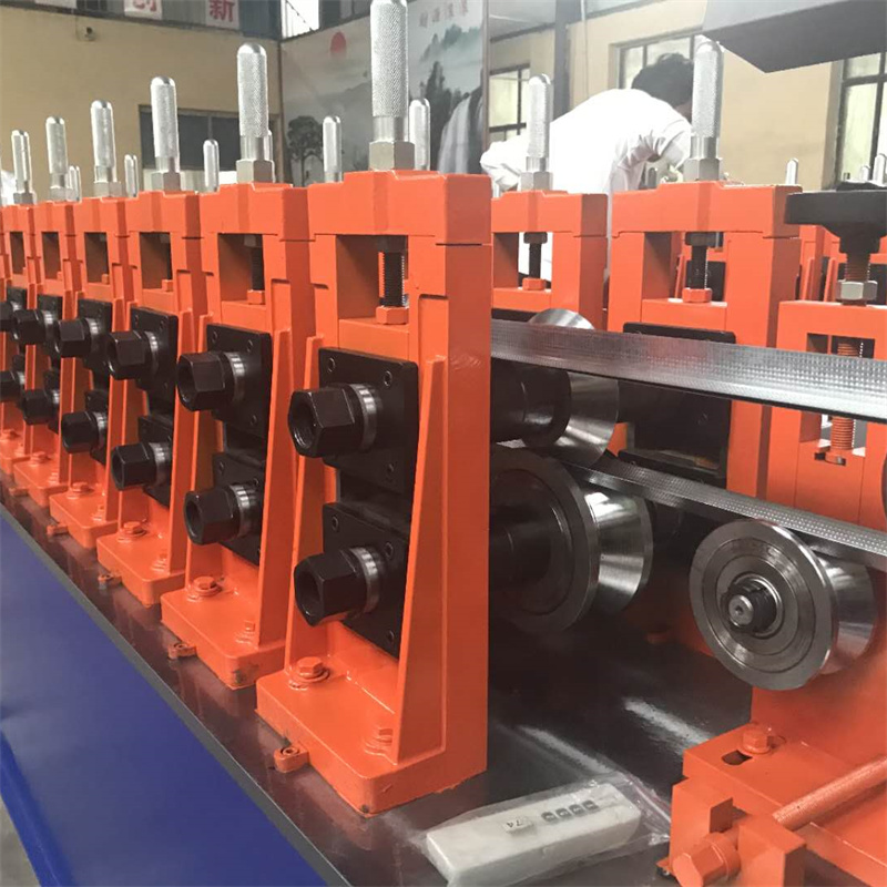 Kitajska kovinska aluminijasta roletna vrata Roll Forming Stroj za Rol ((5)